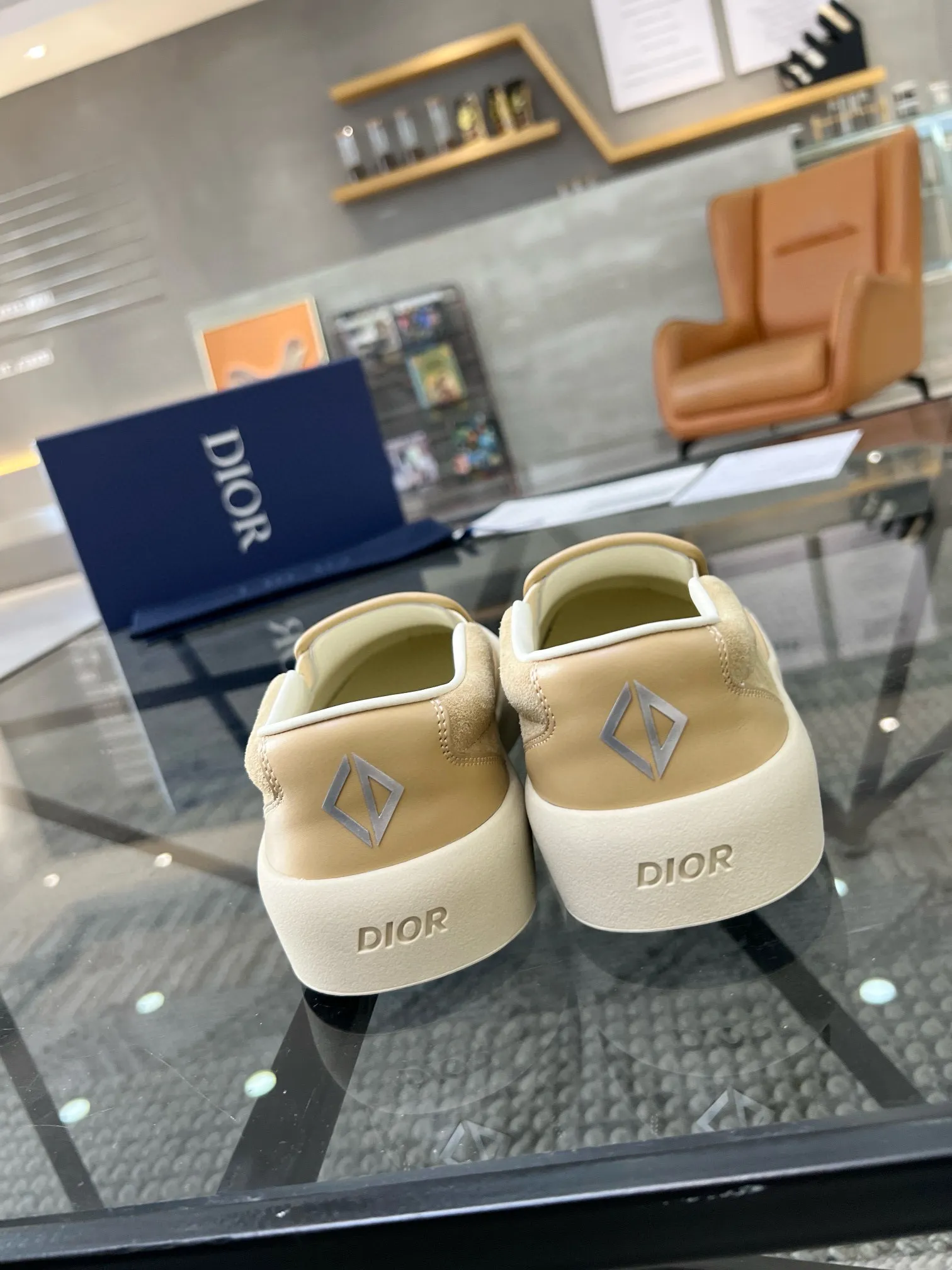 Factory price: 380💰D 🔍Top purchasing agent🇮🇹 Dior's super popular sneakers, popular sneakers, new products are synchronized with the counters. The uppers are imported cowhide from Italy. It is perfectly reproduced with complex craftsmanship that is a must-have for fashionistas. Imported soft water-dyed cowhide lining and foot pads Sole: The original sole is specially provided by the original factory, the exclusive movable molded sole is super comfortable, the original factory follows the order, 🔍🔍high quality, you can enter and exit the counter at will, welcome to compare, the code number is 39-44 (38 45 can be ordered)